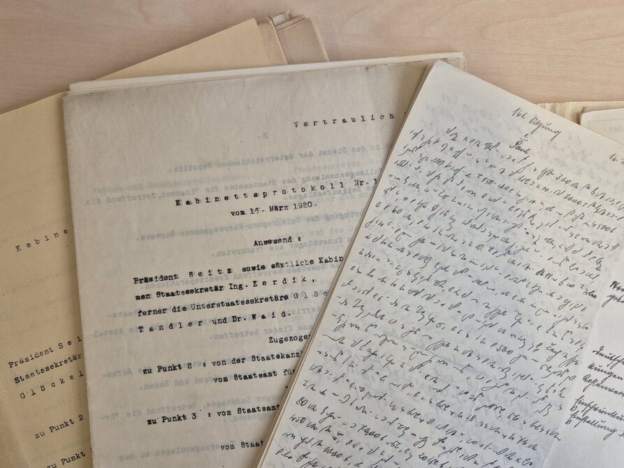 Fotografie der ersten Seiten von Kabinettsratsprotokolls Nummer 161 vom 16. März 1920 und dazugehörigem Stenogramm
